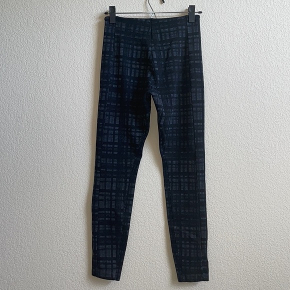 LYSSÉ black plaid ankle leggings in women’s size small - Picture 4 of 6